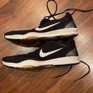 FREE SHIPPING✨✨Black and white Nike running 👟
